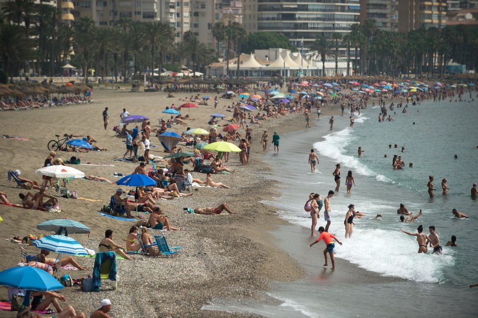 Bañistas en la playa de la Malagueta.