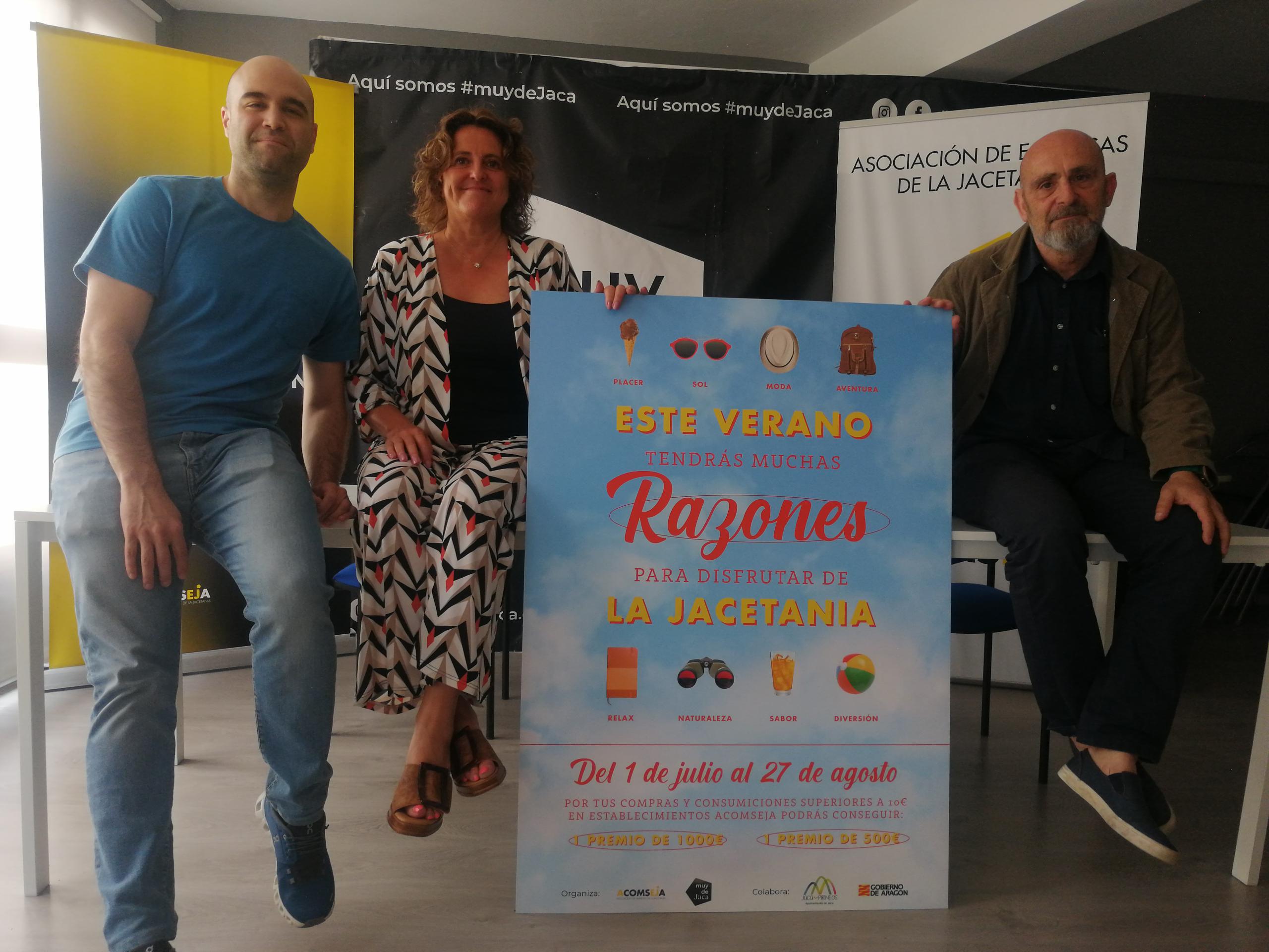 La presidenta de Acomseja junto con el gerente y el diseñador gráfico Adrián Betrán