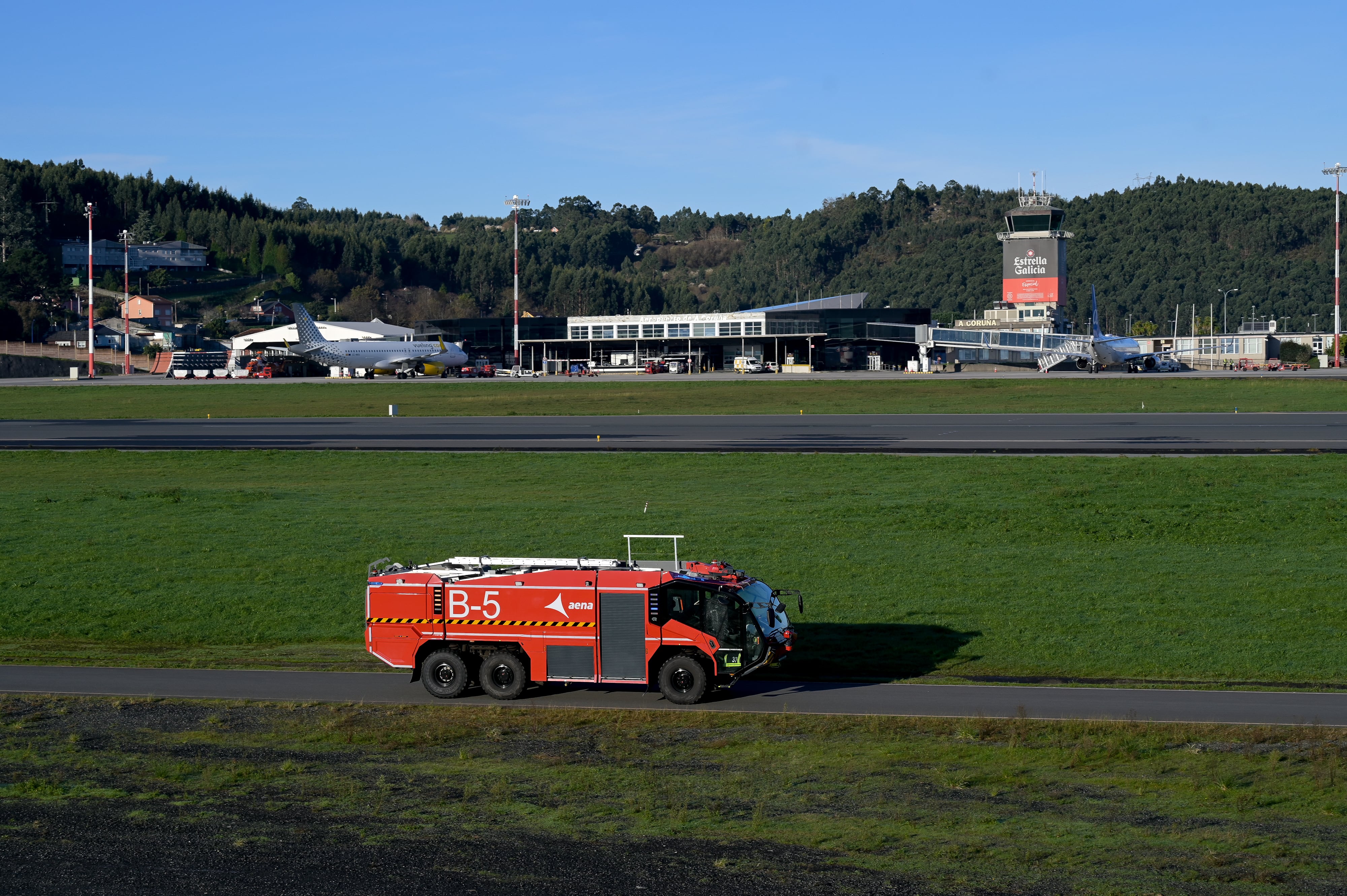 A CORUÑA, 27/12/2025.-Un camión de bomberos circula por los terrenos circundantes a las pista del aeropuerto de A Coruña. EFE/ Moncho Fuentes