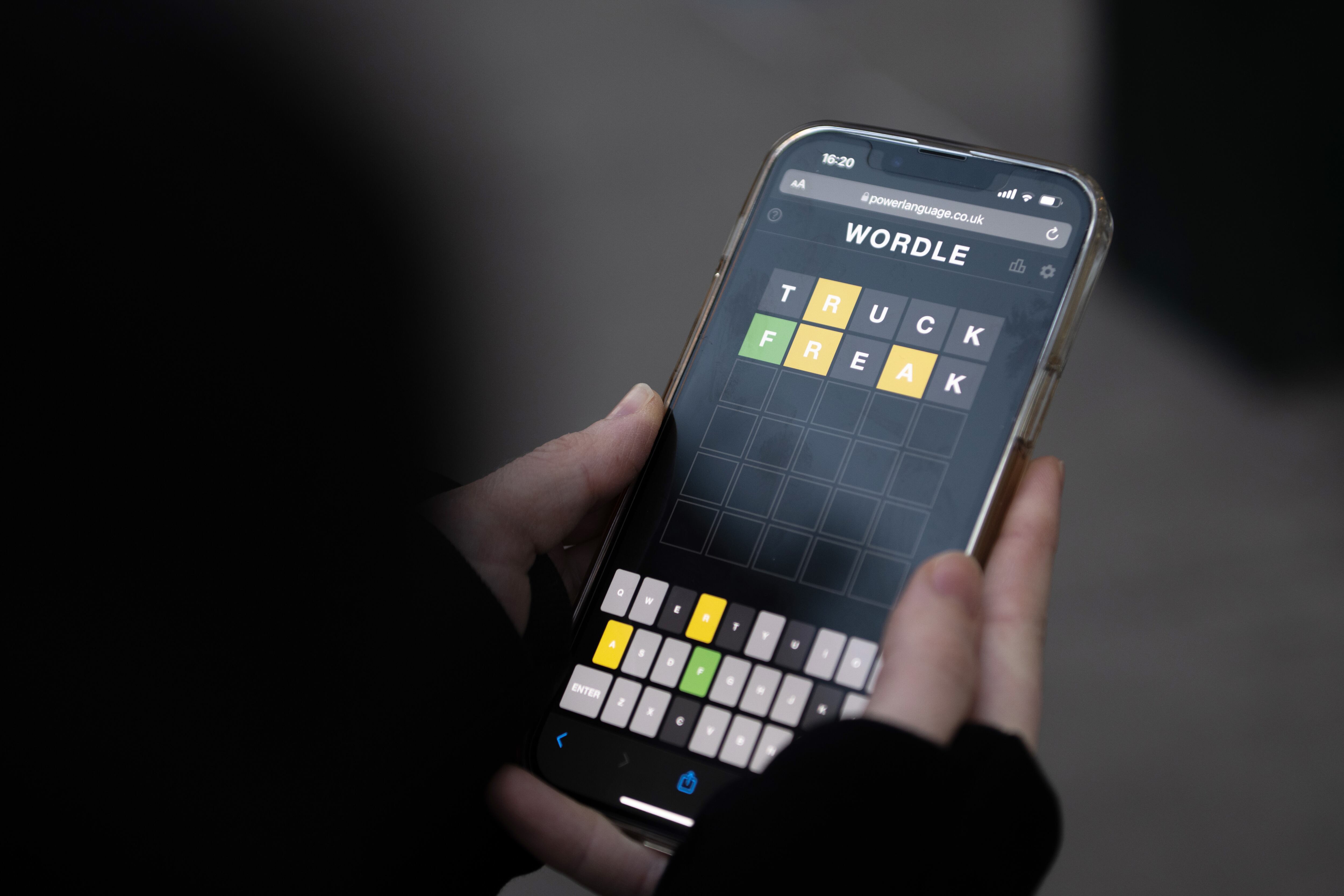 Una persona jugando al Wordle.