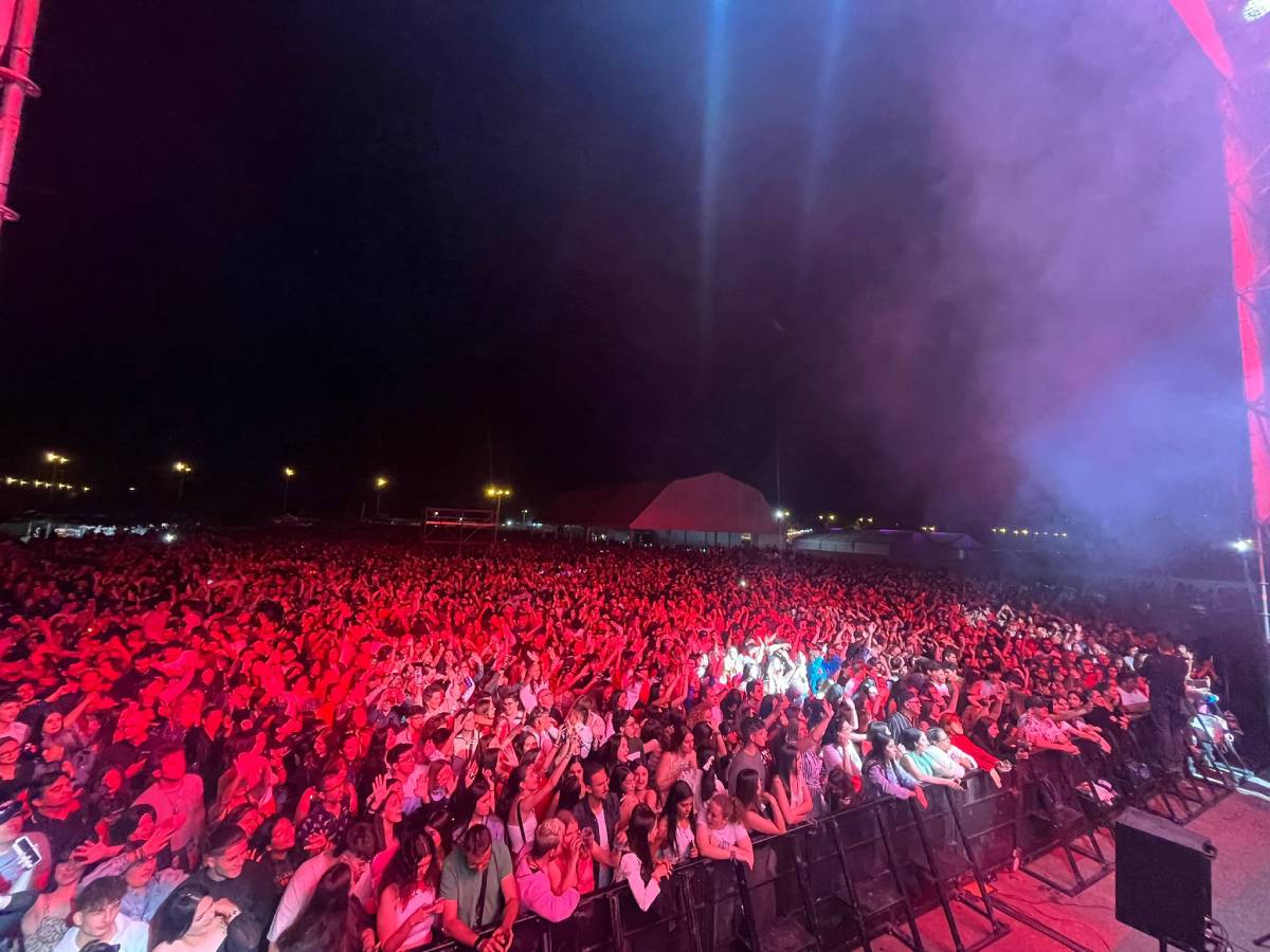 El público durante el concierto de Los 40 Principales en el recinto ferial de La Peraleda