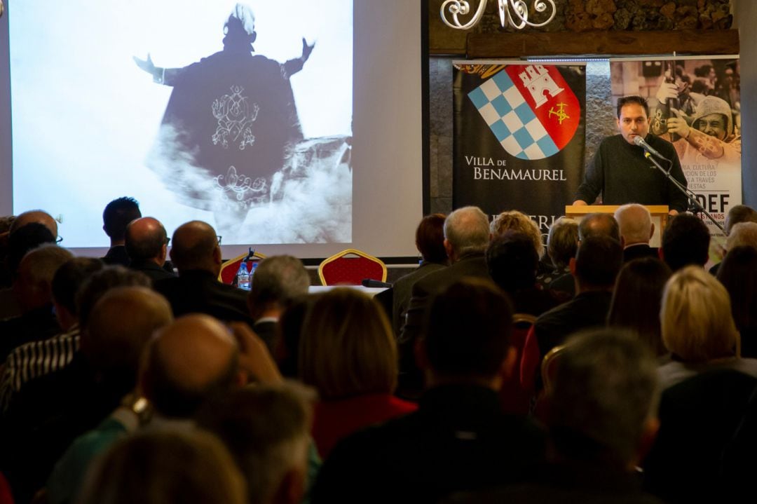 El investigador Miguel Ángel Martínez Pozo pronuncia una conferencia en el I Encuentro Andaluz de Moros y Cristianos celebrado en 2019 en Benamaurel (Granada)