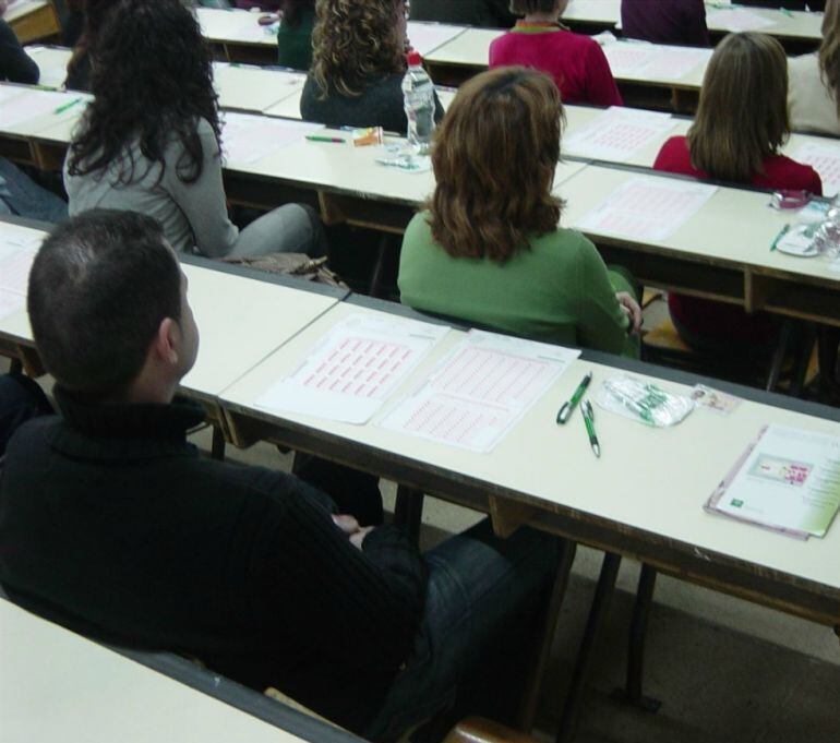 Varios opositores a la espera de iniciar el examen. 