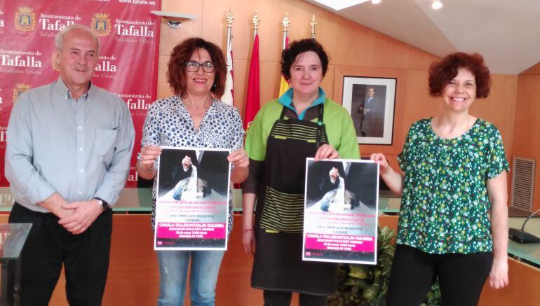 Jacinto Goñi (concejal de atención ciudadana), Soko ojer (concejala de comercio y turismo), Mª Jose Galar (comerciante del Mercado Municipal) y Pili Etxeberría (técnica)