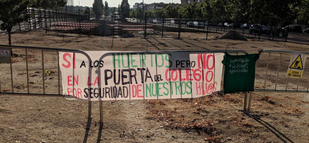 Cartel de protesta frente a los huertos urbanos