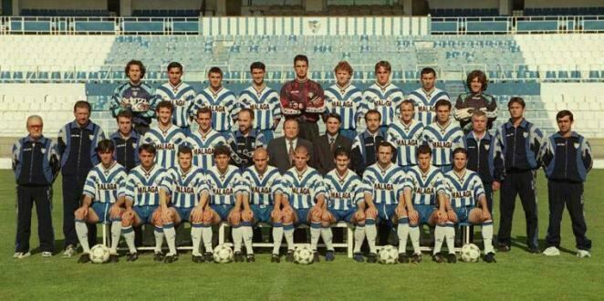 Fernando Puche, en el centro de la imagen en la foto oficial del Málaga de la temporada 97/98