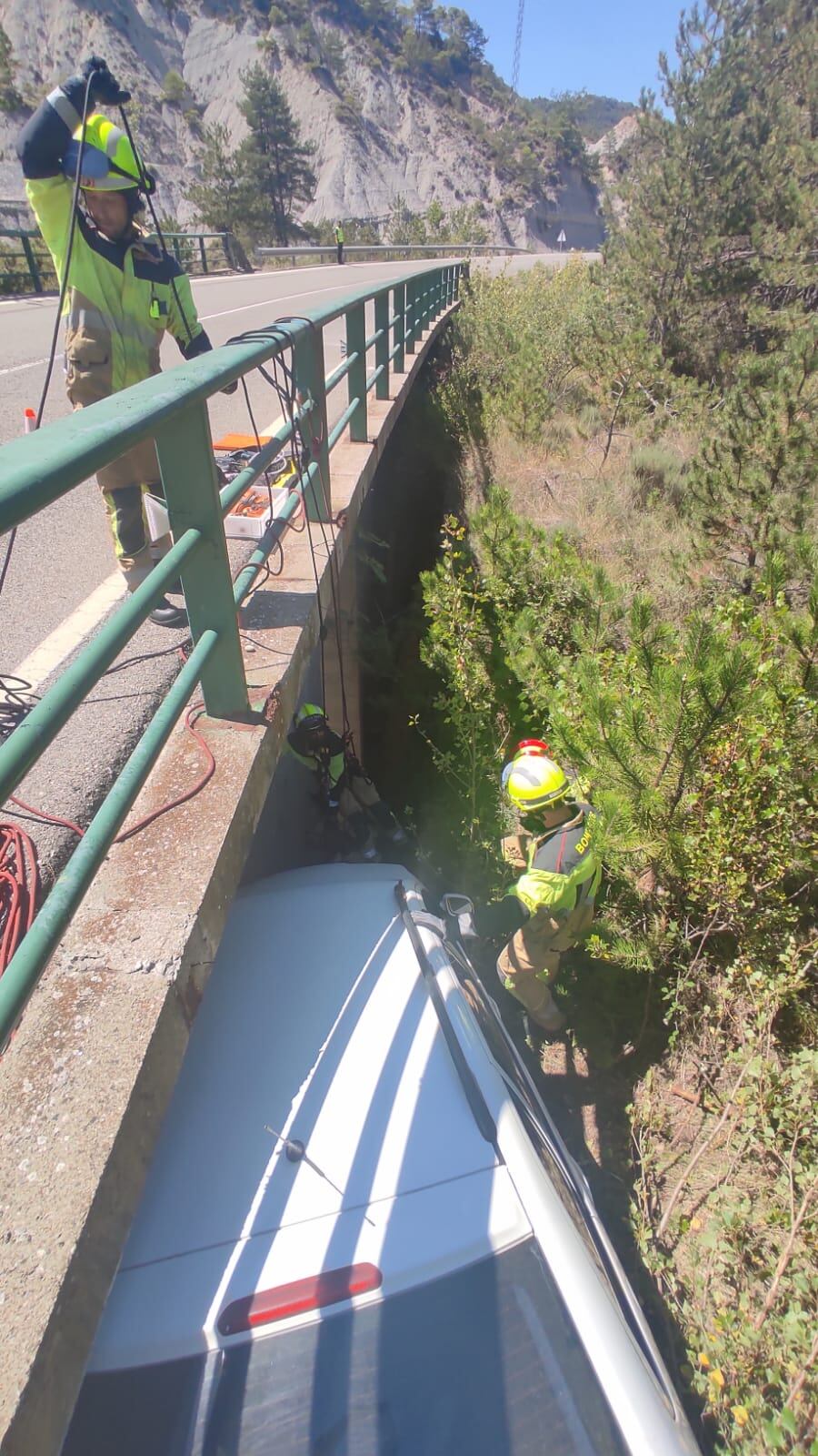 Los bomberos realizando labores de rescate en altura