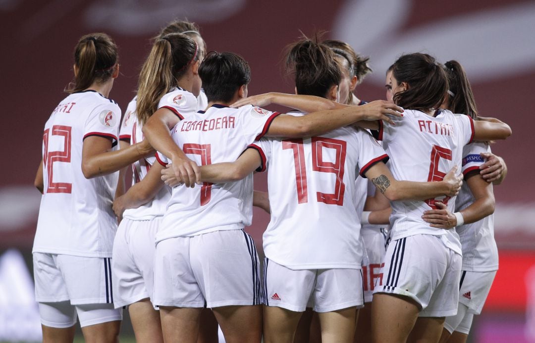 Selección española de fútbol femenino durante la UEFA Women&#039;s EURO 2022 en un partido entre España y la República Checa en el Estadio de La Cartuja, Sevilla, España.  