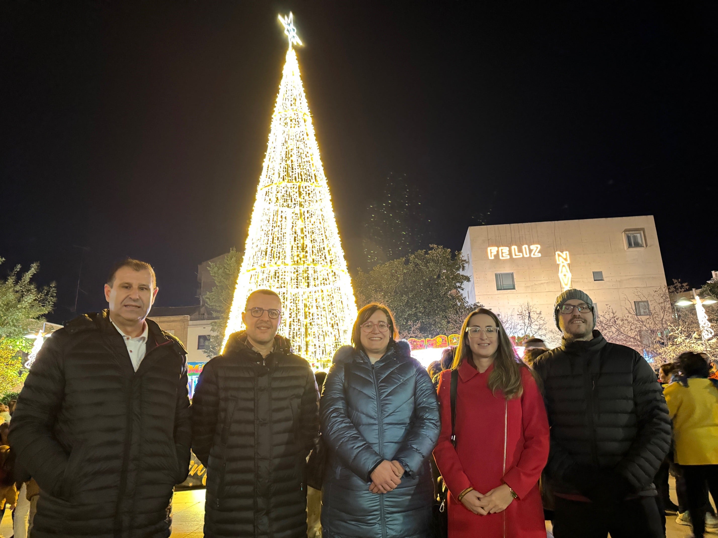 Alcaldesa y concejales de Binéfar tras el encendido de las luces de Navidad. Foto: Ayuntamiento de Binéfar