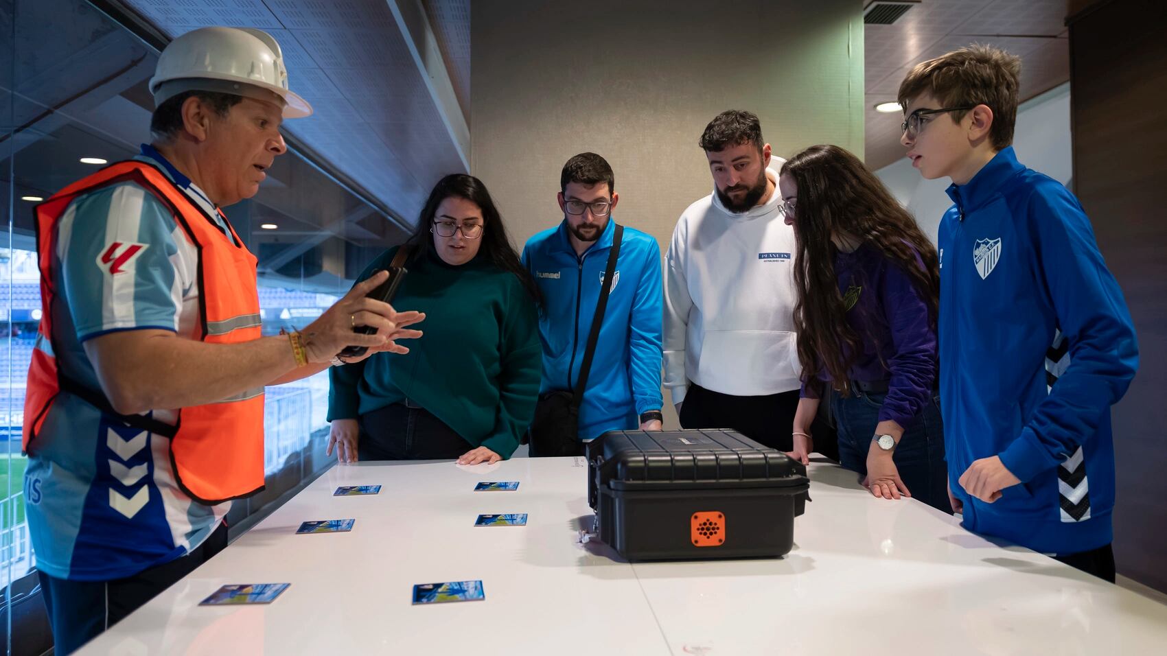 Cuatro grupos de aficionados del Málaga participaron en un escape room para salvar la historia del club