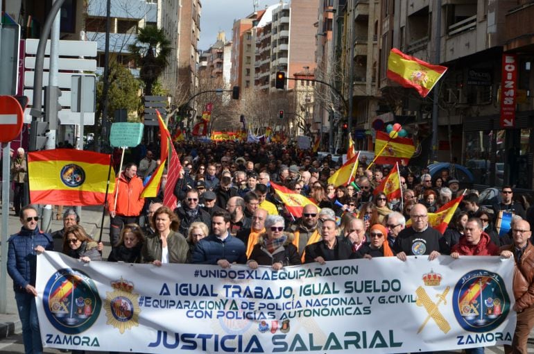 La manifestación organizada JUSAPOL a su paso por la Avenida de las Tres Cruces de la capital