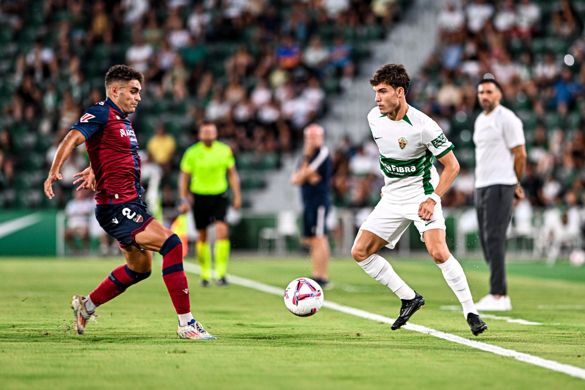 Yago Santiago intenta regatear a un rival contra el Levante en el Festa d&#039;Elx