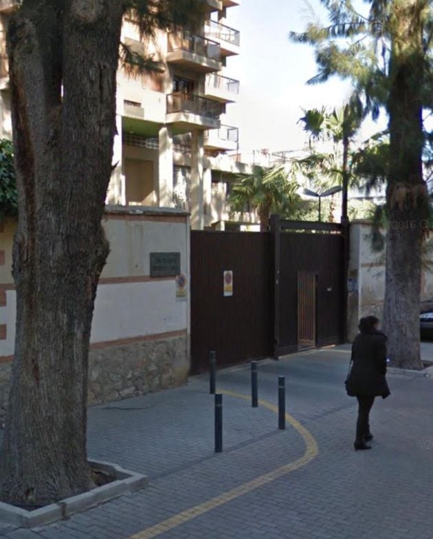 Imagen de la puerta principal donde se encuentra la sede de la Asociación Mater Familiae, en la calle Luis Fontes Pagan (Murcia).