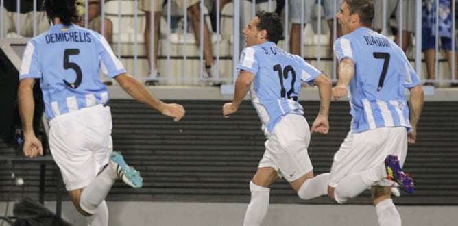 Los jugadores del Málaga celebran el gol de Santi Cazorla al Granada C.F.