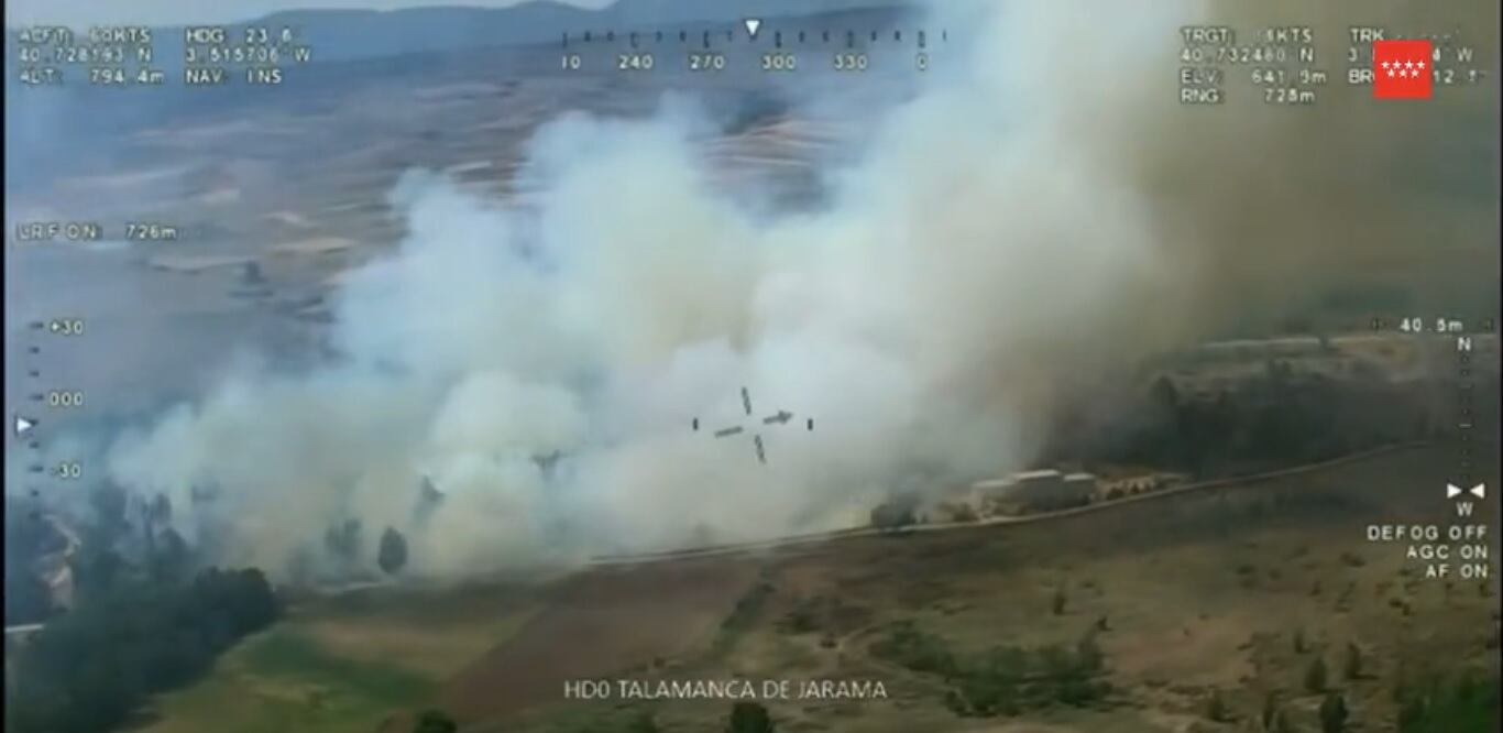 Tres helicópteros y nueve dotaciones de los Bomberos trabajan para controlar un incendio de vegetación en Talamanca de Jarama