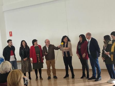 Momento en el que lapresidenta de la Asociación Elaia, Lina Gámez, da la bienvenida, en presencia del alcalde, José Luis HIdalgo