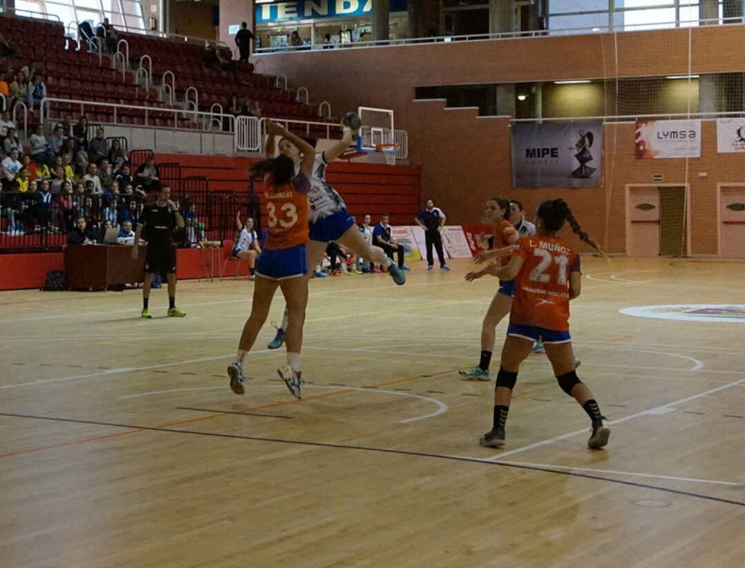 María Francés lanzando sobre la meta valenciana
