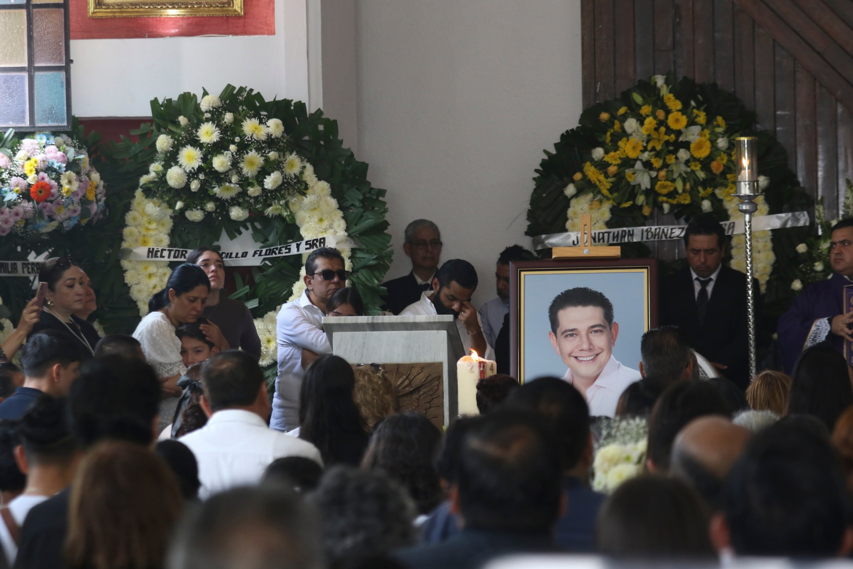 Familiares y seres queridos participan en el funeral del presidente municipal de Chilpancingo, Alejandro Arcos Catalán, este lunes, en el estado de Guerrero (México).