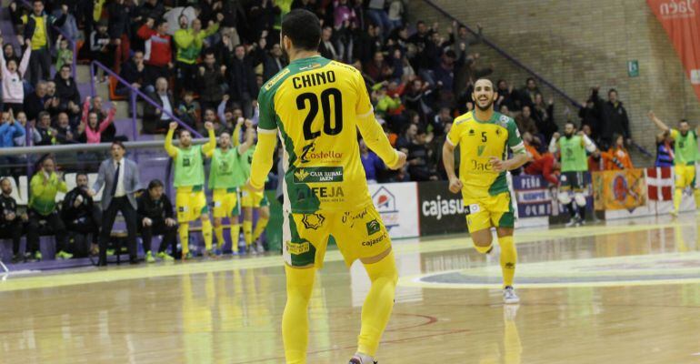 Chino celebra uno de los goles de su equipo ante Cartagena. 