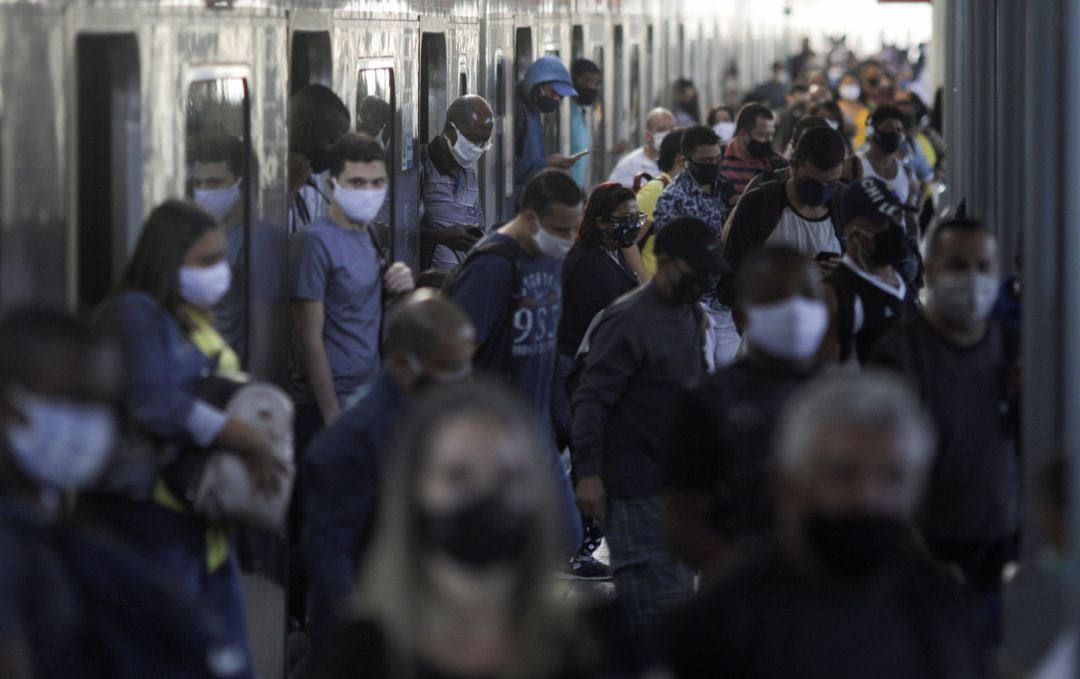 Varios pasajeros viajan en el metro de Río de Janeiro, en Brasil