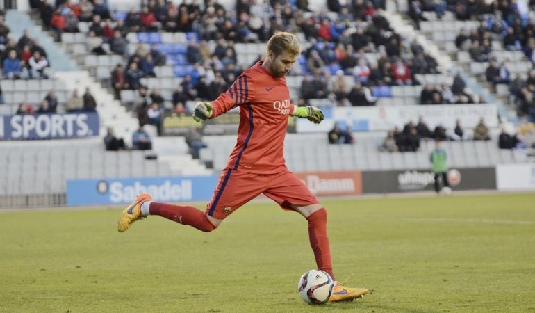 El portero Adrián Ortolá, durante un partido con la camiseta del FC Barcelona &#039;B&#039;.