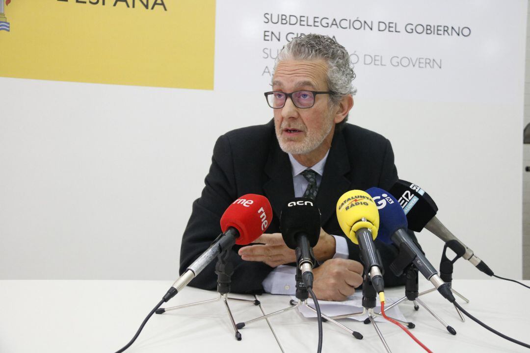 El subdelegat de l'Estat a Girona, Albert Bramon, aquest 24 de gener del 2019 atenent es mitjans.