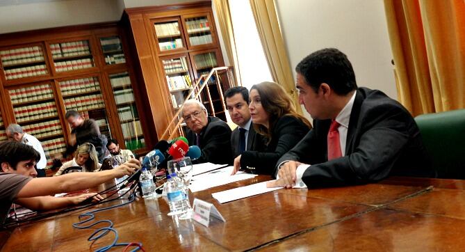 De izquierda a derecha, el Subdelegado del Gobierno en Málaga, el Secretario de Servicios Sociales, la delegada del Gobierno en Andalucía y el presidente de la Diputación