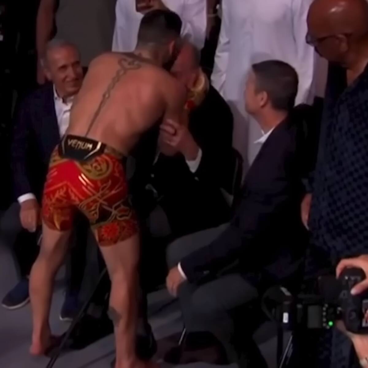 Martín Bianchi, sobre el beso de Ilia Topuria a Juan Carlos I: "Como si se lo diera Corinna"