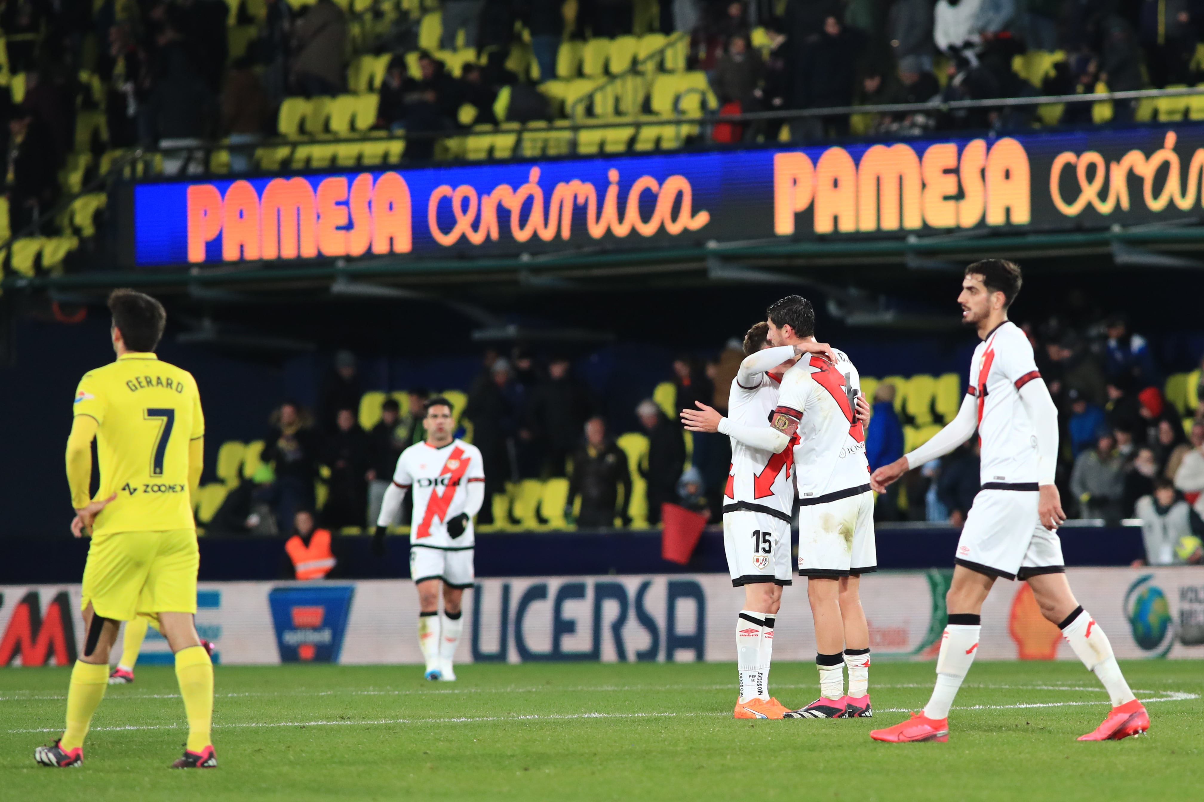 VILLARREAL, 30/01/2023.- Los jugadores del Rayo Vallecano celebran su victoria a la finalización del encuentro correspondiente a la jornada 19 de LaLiga Santander disputado este lunes entre Villarreal CF y Rayo Vallecano en el Estadio de la Cerámica, Villarreal. EFE/ Domenech Castelló