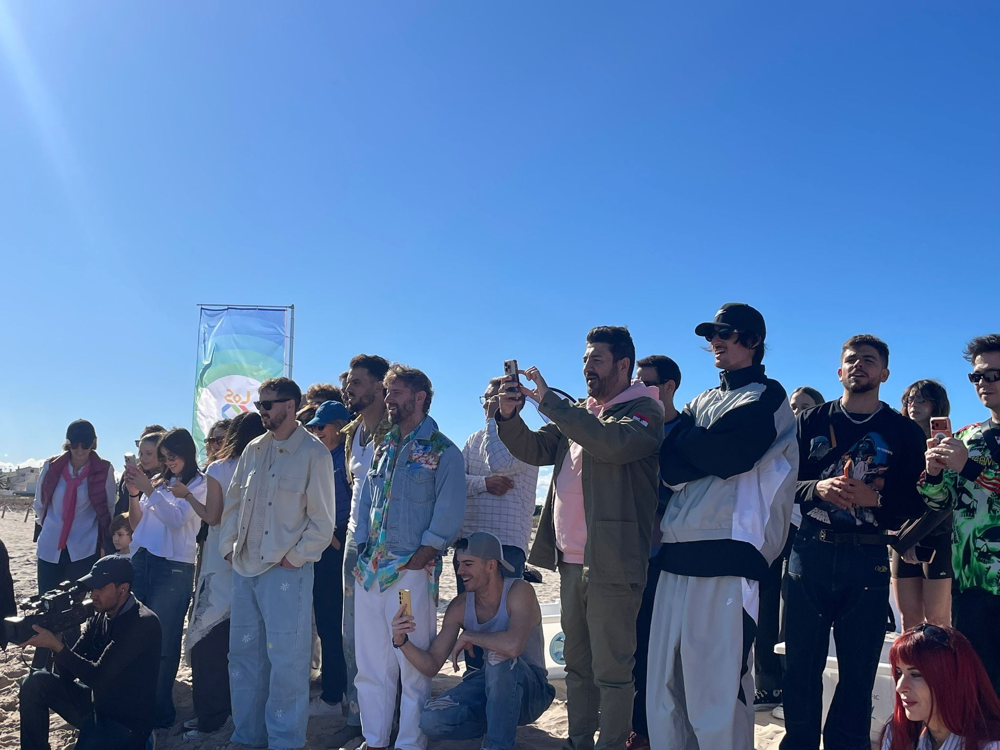 Artistas y locutores de LOS40 liberan tortugas marinas junto al Oceanogràfic en una jornada por el medio ambiente