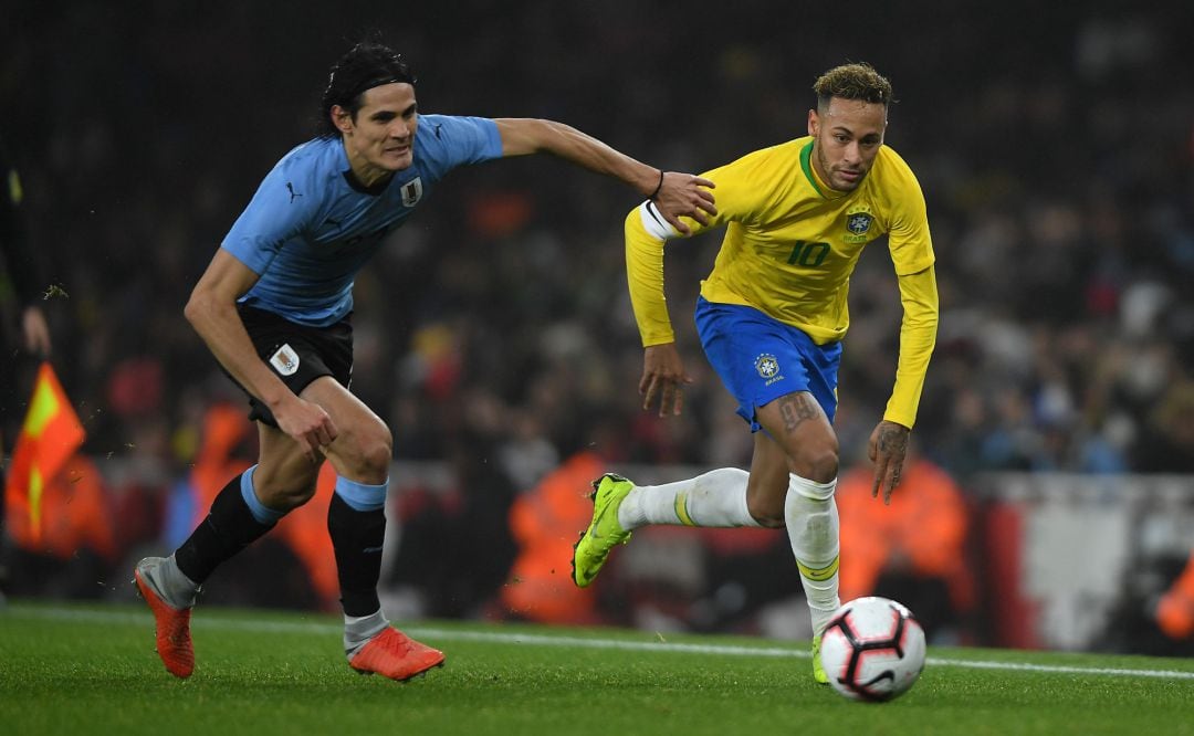 Neymar controla el balón bajo la atenta mirada de Cavani en el encuentro entre Brasil y Uruguay