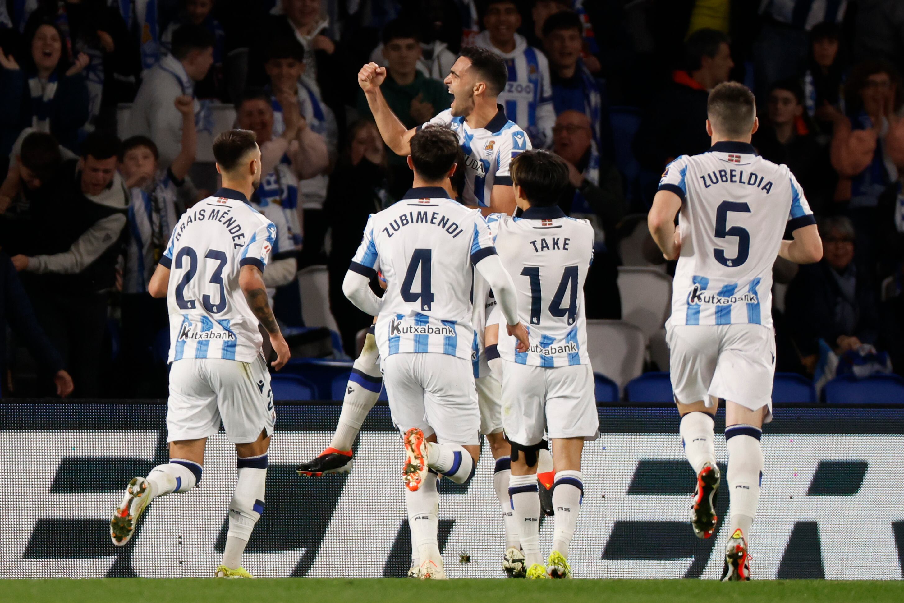 SAN SEBASTIÁN, 15/03/2024.- Los jugadores de la Real Sociedad celebran el primer gol conseguido por Mikel Merino (c) durante el partido de LaLiga disputado este viernes entre la Real Sociedad y el Cádiz FC en el estadio Reale Arena de San Sebastián. EFE/Juan Herrero
