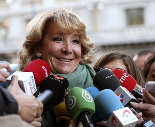 GRA384. MADRID, 04/03/2015.- La presidenta del PP de Madrid, Esperanza Aguirre, realiza declaraciones a los periodistas a su llegada hoy a una conferencia de Isabel San Sebastián, en las que ha otorgado &quot;todo&quot; su apoyo como posible candidato autonómico al