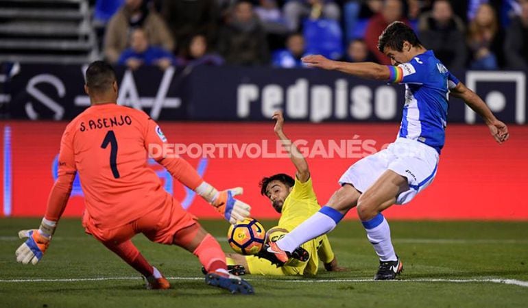 Martín Mantovani (d) intenta rematar un balón en el último partido en casa ante el Villarreal C.F.