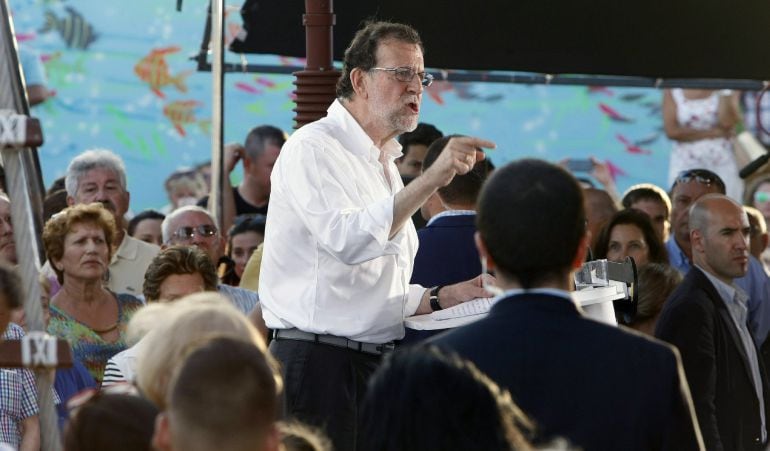 El presidente del Gobierno en funciones y candidato del Partido Popular (PP) a la presidencia del Gobierno, Mariano Rajoy, durante un mitin electoral este domingo en Torrevieja.