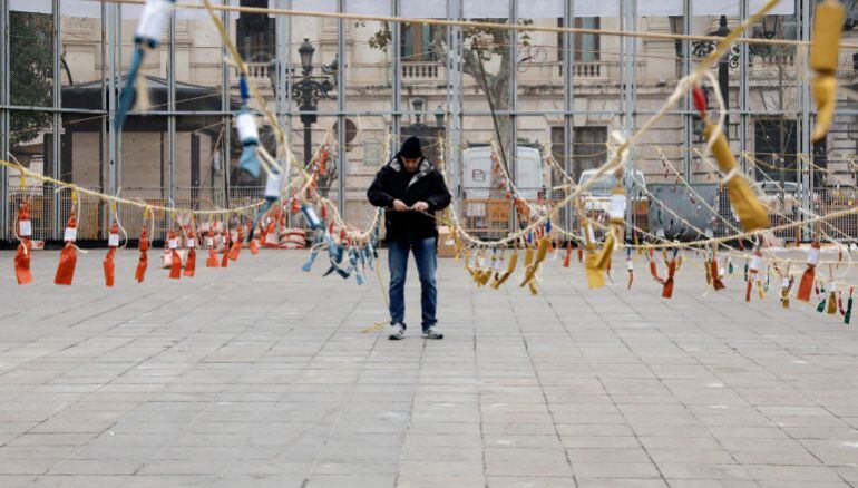 Preparativos para una mascletà en la Plaza del Ayuntamiento