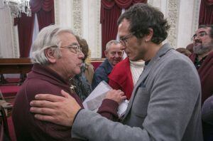 El alcalde de Cádiz (derecha) saluda al presidente de la Federación vecinal 5 de abril, Gonzalo Pando