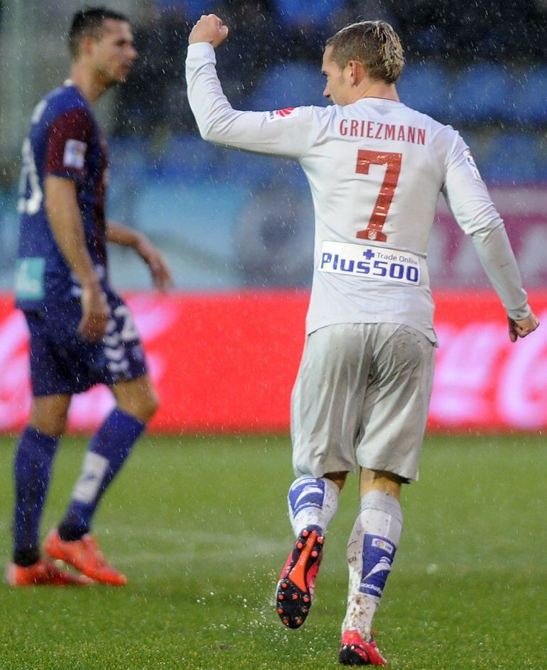 Atletico Madrid&#039;s French forward Antoine Griezmann celebrates after scoring during the Spanish league football match SD Eibar vs Club Atletico de Madrid at the Ipurua stadium in Eibar on January 31, 2015.xA0xA0 AFP PHOTO/ ANDER GILLENEA