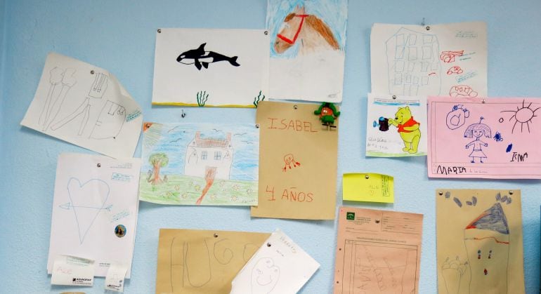 Pared de la consulta de nefrología del Hospital Puerta del Mar de Cádiz con dibujos de hijos de trasplantados