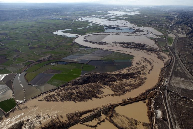 Imagen de archivo de una crecida del río Ebro a su paso por Zaragoza