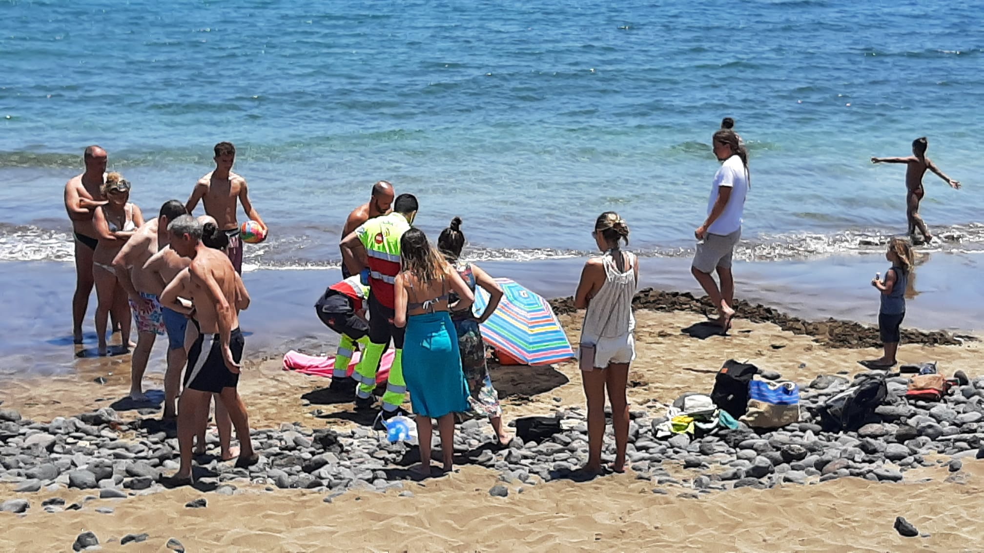 Imagen de archivo de asistencia a una persona en una playa de Lanzarote.