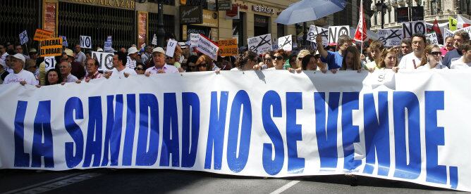 Cabecera de la manifestación convocada hoy por &quot;la Marea Blanca&quot; a su paso por la calle de Alcalá.