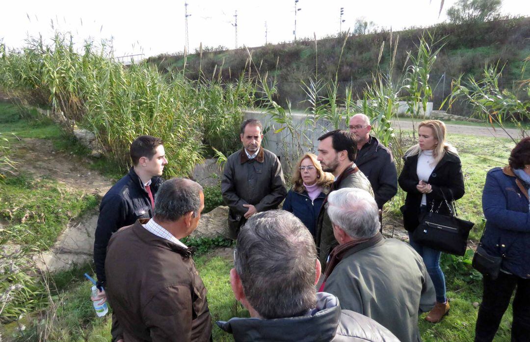 Antonio Saldaña durante su visita a la barriada Las Flores 