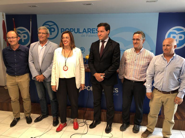 El Portavoz del Partido Popular en Castilla y León, Raúl de la Hoz (segundo por la derecha), junto a miembros del PP de Palencia