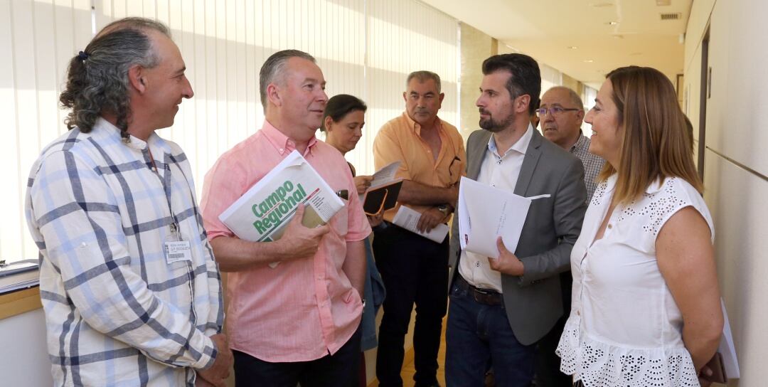 El secretario general y portavoz del GPS en las Cortes de Castilla y León, Luis Tudanca, se reúne con las organizaciones profesionales agrarias y Urcacyl