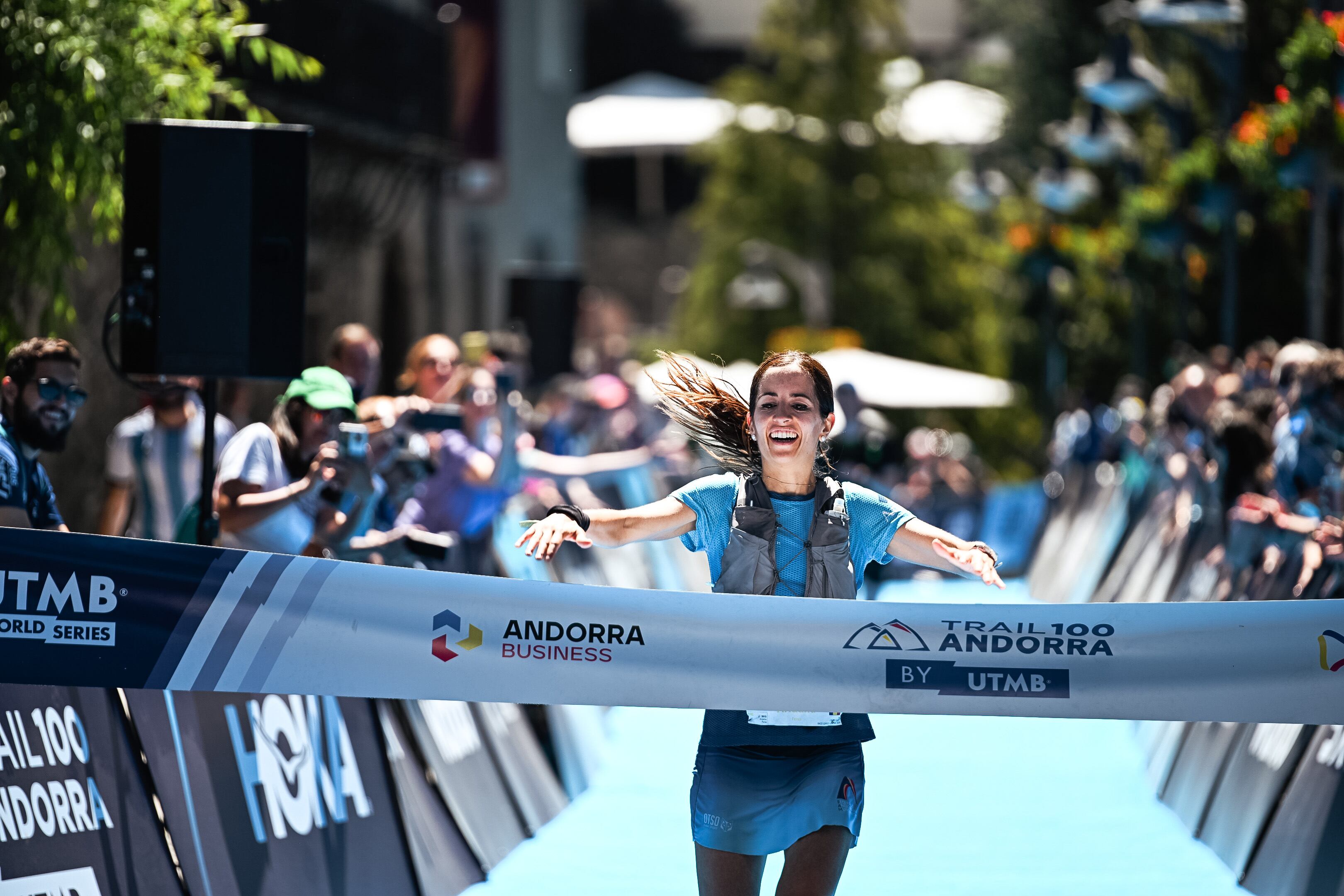 L'atleta andorrana Ariadna Fenés creuant la meta adjudicant-se la primera posició en la 21km de l'Ultra 100 de l'Andorra Multisport Festival.