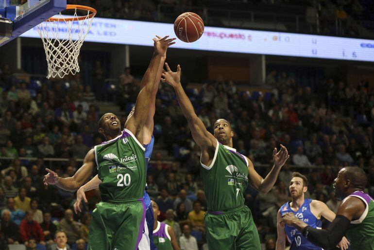Hendrix y Nelson intentan atrapar el balón ante el Guipúzcoa