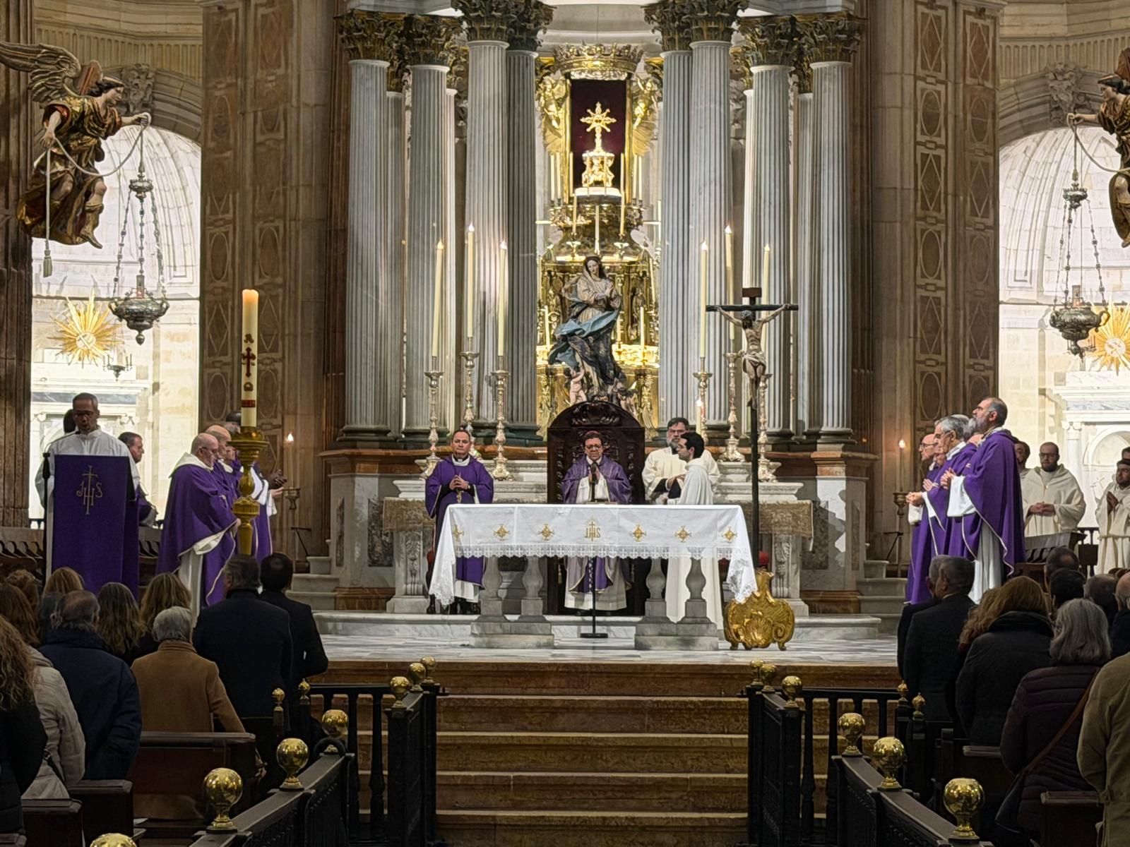 Misa funeral en Cádiz por las víctimas de los accidentes ferroviarios. Foto Diócesis de Cádiz