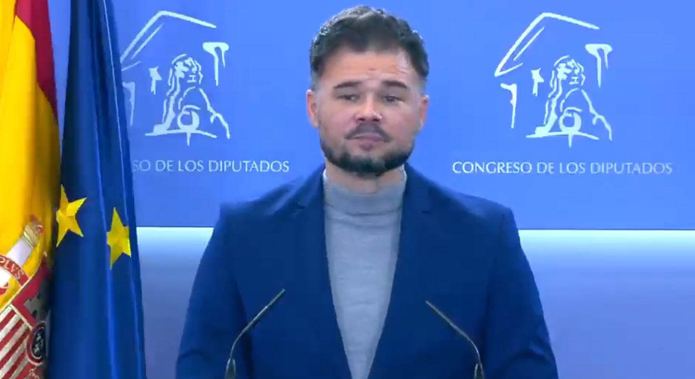 El portavoz de ERC, Gabriel Rufián, durante la pregunta de un periodista en la rueda de prensa del Congreso.