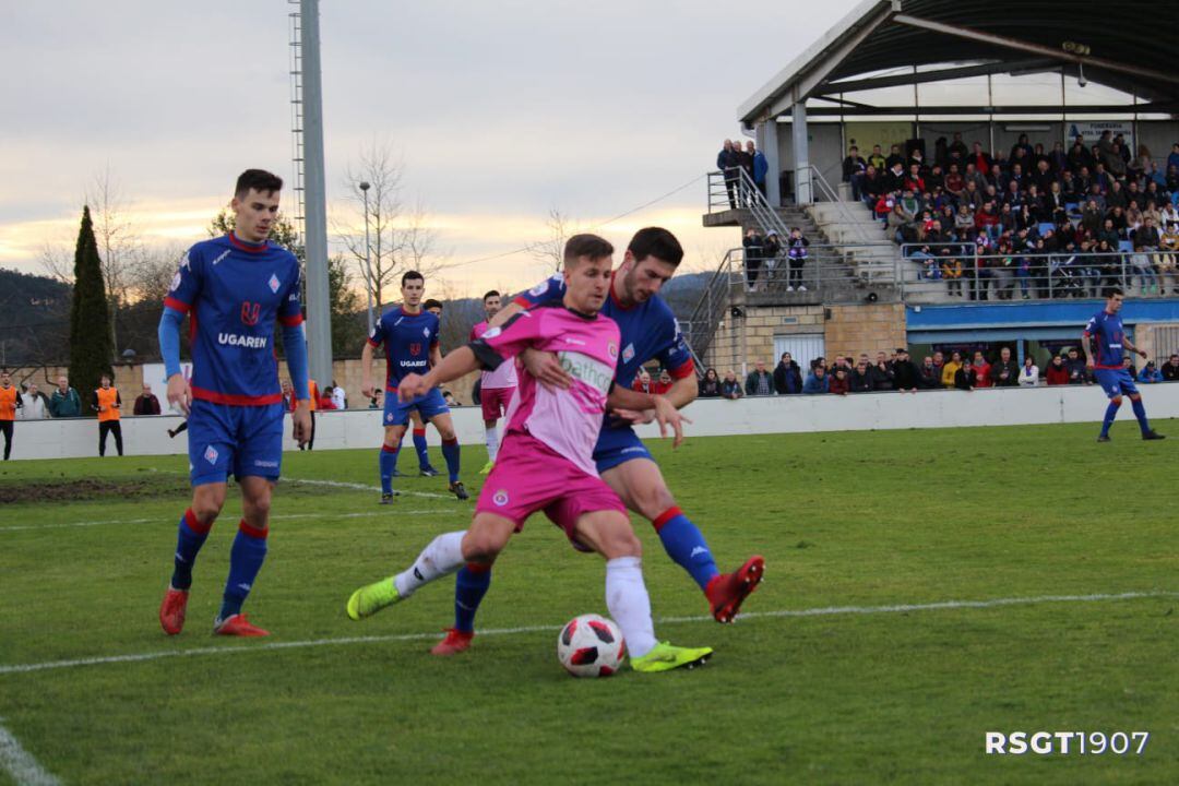 Leandro, en una acción del partido frente al Amorebieta